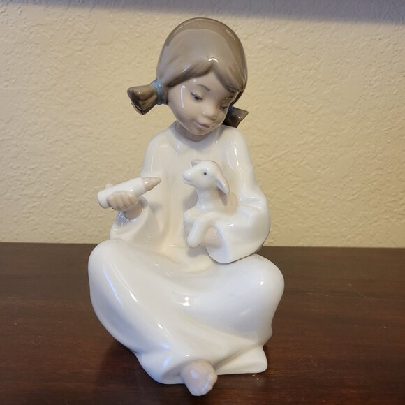 LLADRO NAO Spain PORCELAIN FIGURINE GIRL BOTTLE FEEDING A LAMB - No Box - Picture 1 of 6